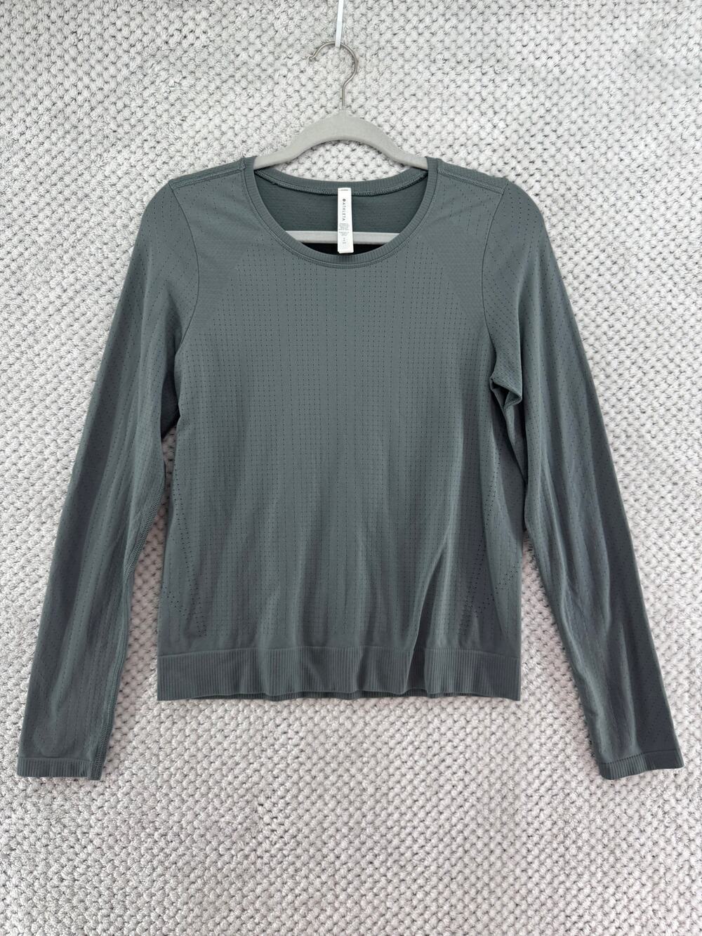 Athleta Crew Top Womens S Gray Perforated Long Sleeve Fitted Gym Activewear